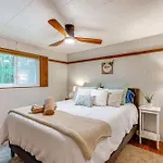 Pet-Friendly Pocono Lake Abode With Deck And Fire Pit!