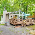 Pet-Friendly Pocono Lake Abode With Deck And Fire Pit!
