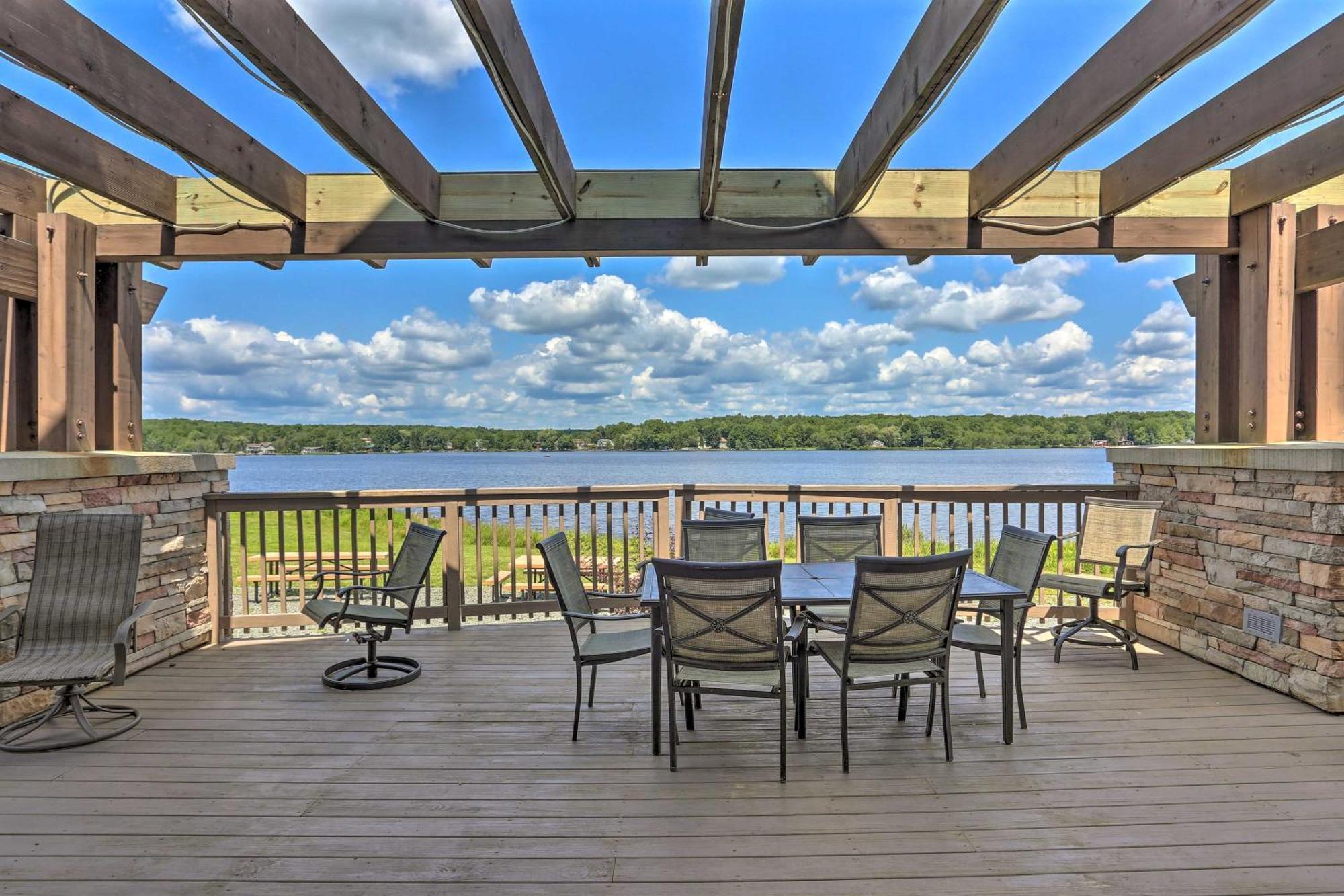 Pet-friendly Pocono Abode With Deck And Fire Pit!