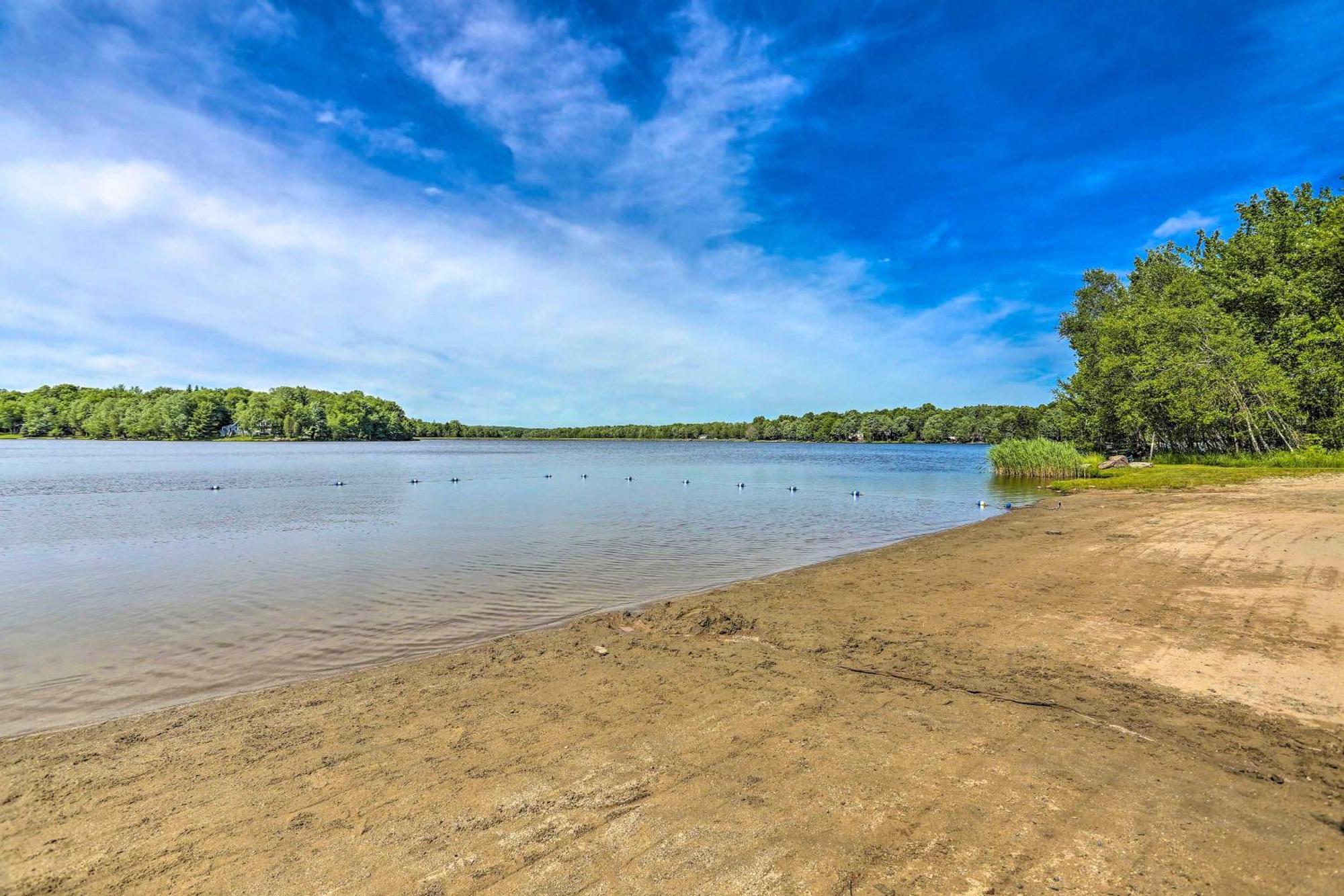 Pet-friendly Pocono Abode With Deck And Fire Pit! * Pocono Lake