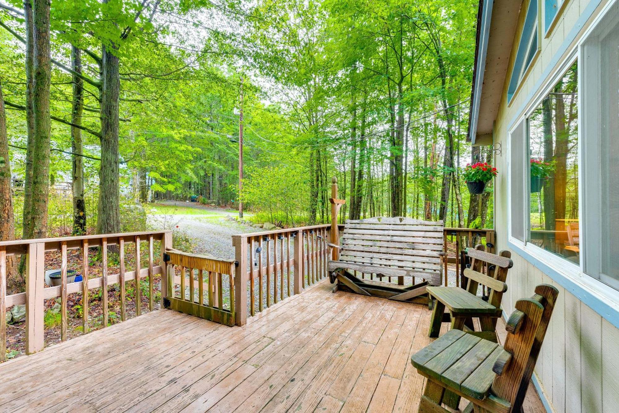 Pet-friendly Pocono Abode With Deck And Fire Pit! Holiday home Pocono Lake