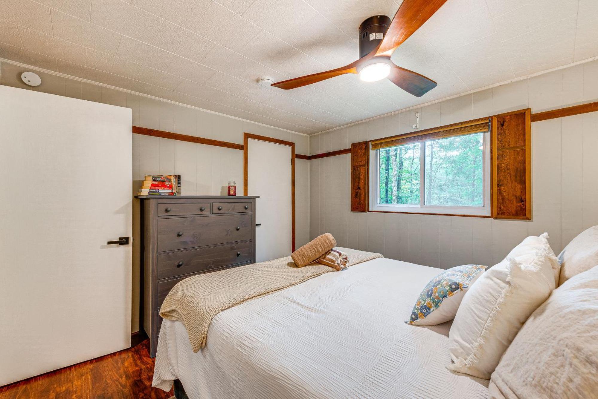 Pet-friendly Pocono Abode With Deck And Fire Pit! Holiday home *